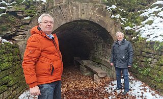 Manfred Linnenberg (links) und Erwin Winkler vor dem Eiskeller in Lüchtringen. Vor über 200 Jahren hat man an diesem Ort vor allem Bier kühl gelagert. - Yannick Sonntag Manfred Linnenberg (links) und Erwin Winkler vor dem Eiskeller in Lüchtringen. Vor über 200 Jahren hat man an diesem Ort vor allem Bier kühl gelagert. - Yannick Sonntag
