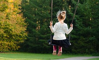 Die Kinder spielten auf einem Spielplatz, als sich ihnen der Täter näherte. - Symbolfoto: Pixabay / Creative Commons Die Kinder spielten auf einem Spielplatz, als sich ihnen der Täter näherte. - Symbolfoto: Pixabay / Creative Commons