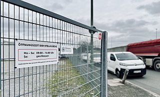 Für die Amazon-Fahrer fehlen im Gewerbegebiet Parkplätze. Ein- und Zufahrten von Anliegern werden zugeparkt. Das Amt für Verkehr schaltet sich ein. - Stefan Becker Für die Amazon-Fahrer fehlen im Gewerbegebiet Parkplätze. Ein- und Zufahrten von Anliegern werden zugeparkt. Das Amt für Verkehr schaltet sich ein. - Stefan Becker
