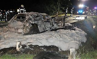 Das Fahrzeug wurde bei dem Brand nahe Beverungen vollständig zerstört, der Fahrer schwer verletzt. - Polizei Höxter Das Fahrzeug wurde bei dem Brand nahe Beverungen vollständig zerstört, der Fahrer schwer verletzt. - Polizei Höxter