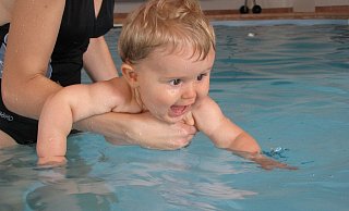 Neben Babyschwimmen finden sich in Gütersloh unterschiedlichste Angebote für die Kleinsten. - Pixabay/Symbolbild Neben Babyschwimmen finden sich in Gütersloh unterschiedlichste Angebote für die Kleinsten. - Pixabay/Symbolbild