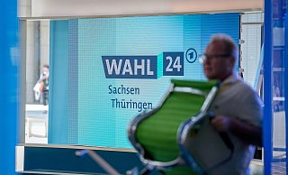 Sachsen, Dresden: Ein Helfer trägt einen Stuhl durch das ARD-Studio für die Landtagswahlen in Sachsen und Thüringen. - Kay Nietfeld Sachsen, Dresden: Ein Helfer trägt einen Stuhl durch das ARD-Studio für die Landtagswahlen in Sachsen und Thüringen. - Kay Nietfeld