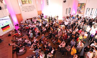 Das Publikum saß nicht nur in den Kirchenbänken, sondern auch auf dem Boden. - Björn Kenter Das Publikum saß nicht nur in den Kirchenbänken, sondern auch auf dem Boden. - Björn Kenter