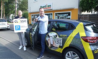 Auffällig gekennzeichnet durch den gelben Aufkleber Classic Car Sharing steht der Renault Clio vor dem Quartiersbüro an der Isenstedter Straße. Das Foto zeigt (l.) Vertriebsaußendienstmitarbeiter Marvin Griebe und in der Wagentür Mobilitätsmanager Nils Krenz. - Karsten Schulz Auffällig gekennzeichnet durch den gelben Aufkleber Classic Car Sharing steht der Renault Clio vor dem Quartiersbüro an der Isenstedter Straße. Das Foto zeigt (l.) Vertriebsaußendienstmitarbeiter Marvin Griebe und in der Wagentür Mobilitätsmanager Nils Krenz. - Karsten Schulz