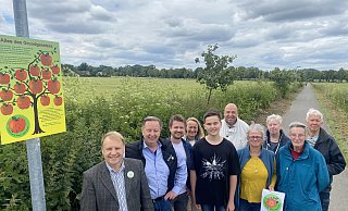 Jürgen Birtsch (v.l.), Jürgen Imort, (beide vom Bündnis), Tim Vormfenne, Anja Backheuer, Phil Eric Danielmeier, Christian Tiedemann (alle vom Gymnasium) sowie Anne Wehmeier, Angelika Imort, Sigrid Henselmeyer und Karl-Wilhelm Esser vom Büdnis. - Dirk Windmöller Jürgen Birtsch (v.l.), Jürgen Imort, (beide vom Bündnis), Tim Vormfenne, Anja Backheuer, Phil Eric Danielmeier, Christian Tiedemann (alle vom Gymnasium) sowie Anne Wehmeier, Angelika Imort, Sigrid Henselmeyer und Karl-Wilhelm Esser vom Büdnis. - Dirk Windmöller