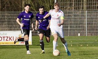Theesens Kapitän Laurens Flocke hat auf dem Platz Ball, Gegner und Mitspieler im Griff. - Peter Unger Theesens Kapitän Laurens Flocke hat auf dem Platz Ball, Gegner und Mitspieler im Griff. - Peter Unger