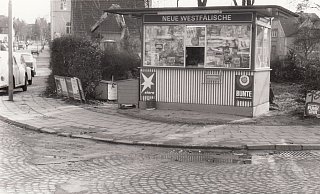 Der Kiosk am Kleinbahnhof 1975. Am besten wurden dort damals Zeitungen – unter anderem die Neue Westfälische – Zigaretten und „Flachmänner“ verkauft. - Archiv Werner Brakensiek Der Kiosk am Kleinbahnhof 1975. Am besten wurden dort damals Zeitungen – unter anderem die Neue Westfälische – Zigaretten und „Flachmänner“ verkauft. - Archiv Werner Brakensiek