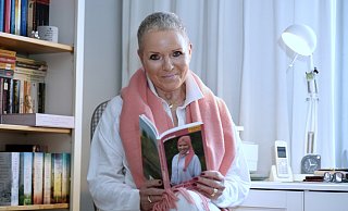 Die Haare wachsen nach Ende der Chemo allmählich wieder, die Kurzhaarfrisur steht Bettina Rössiger offensichtlich gut. - Peter Unger Die Haare wachsen nach Ende der Chemo allmählich wieder, die Kurzhaarfrisur steht Bettina Rössiger offensichtlich gut. - Peter Unger