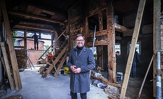 Thomas Lampe steht auf der Deele des alten Kötterhauses. Altes Fachwerk wurde freigelegt - hier soll ein Wohn-/Essbereich mit offener Küche entstehen. - Sarah Jonek Thomas Lampe steht auf der Deele des alten Kötterhauses. Altes Fachwerk wurde freigelegt - hier soll ein Wohn-/Essbereich mit offener Küche entstehen. - Sarah Jonek