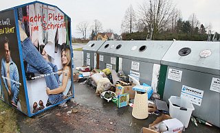 Ihren wilden Müll stellen die Bürgerinnen und Bürger, wie hier 2019 am Rüterweg, gerne an Glascontainern ab. Drum kümmern müssen sich dann andere. - Frank-Michael Kiel-Steinkamp Ihren wilden Müll stellen die Bürgerinnen und Bürger, wie hier 2019 am Rüterweg, gerne an Glascontainern ab. Drum kümmern müssen sich dann andere. - Frank-Michael Kiel-Steinkamp