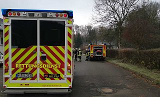 Notarzt und Feuerwehr sind in der Straße Am Thetkamp im Einsatz. Für die Hausbewohnerin kam jede Hilfe zu spät. - Burkhard Battran Notarzt und Feuerwehr sind in der Straße Am Thetkamp im Einsatz. Für die Hausbewohnerin kam jede Hilfe zu spät. - Burkhard Battran