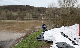 Der Pegel der Weser steigt schon wieder. Die Firma wird mit etlichen Sandsäcken gesichert. - Frank-Michael Kiel-Steinkamp Der Pegel der Weser steigt schon wieder. Die Firma wird mit etlichen Sandsäcken gesichert. - Frank-Michael Kiel-Steinkamp
