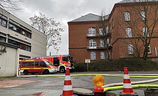 Seit dem Dienstagmorgen sind Kräfte der Feuerwehr Paderborn mit mehreren Fahrzeugen am Pelizaeus-Gymnasium im Einsatz. - Gesa John Seit dem Dienstagmorgen sind Kräfte der Feuerwehr Paderborn mit mehreren Fahrzeugen am Pelizaeus-Gymnasium im Einsatz. - Gesa John