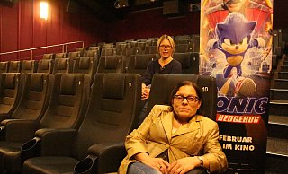 Die Warburger Kino-Chefinnen Ute (l.) und Judith Schlinker freuen sich auf den Neustart. - burkhard battran Die Warburger Kino-Chefinnen Ute (l.) und Judith Schlinker freuen sich auf den Neustart. - burkhard battran