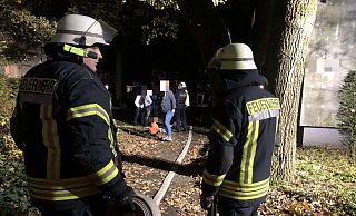 Mit 30 Einsatzkräften rückte die Feuerwehr nach Bielefeld-Sennestadt aus. - Jürgen Mahncke Mit 30 Einsatzkräften rückte die Feuerwehr nach Bielefeld-Sennestadt aus. - Jürgen Mahncke