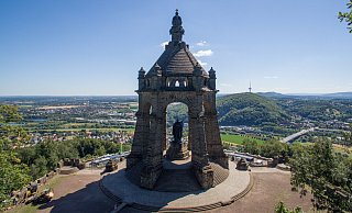 Das Kaiser-Wilhelm-Denkmal in Porta-Westfalica gehört zu den Wahrzeichen der Region. - picture alliance/dpa Das Kaiser-Wilhelm-Denkmal in Porta-Westfalica gehört zu den Wahrzeichen der Region. - picture alliance/dpa
