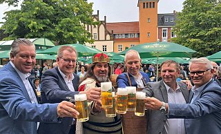 Das Lübbecker Bierbrunnenfest zieht traditionell zahlreiche Menschen an. - Joern Spreen-Ledebur Das Lübbecker Bierbrunnenfest zieht traditionell zahlreiche Menschen an. - Joern Spreen-Ledebur