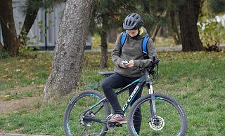Besser absteigen: Das Benutzen eines Handys beim Radfahren ohne Freisprecheinrichtung ist in Deutschland verboten. - Pixabay Besser absteigen: Das Benutzen eines Handys beim Radfahren ohne Freisprecheinrichtung ist in Deutschland verboten. - Pixabay