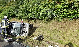 Die Freiwillige Feuerwehr unterstützte bei der Rettung des Mannes aus dem Straßengraben. - Freiwillige Feuerwehr Borchen Die Freiwillige Feuerwehr unterstützte bei der Rettung des Mannes aus dem Straßengraben. - Freiwillige Feuerwehr Borchen