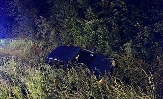 Der 41-Jährige kam von der Fahrbahn ab und landete im Graben. - Feuerwehr Höxter Der 41-Jährige kam von der Fahrbahn ab und landete im Graben. - Feuerwehr Höxter