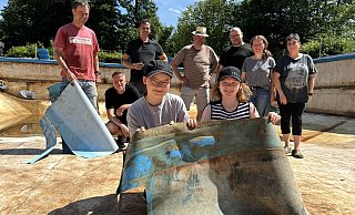 Andreas Kassing (hinten v.l.), Michael Koch, Florian Skeide, Bernd Kröger, Lars und Tatjana Brinkmann, Meike Plaß-Wittland und (vorn v.l.) Mona und Sarah Brinkmann zeigen Stücke der zerschnittenen Folie. Insgesamt haben mehr als 20 Helferinnen und Helfer im Lenzibad geholfen. - Andreas Sundermeier Andreas Kassing (hinten v.l.), Michael Koch, Florian Skeide, Bernd Kröger, Lars und Tatjana Brinkmann, Meike Plaß-Wittland und (vorn v.l.) Mona und Sarah Brinkmann zeigen Stücke der zerschnittenen Folie. Insgesamt haben mehr als 20 Helferinnen und Helfer im Lenzibad geholfen. - Andreas Sundermeier