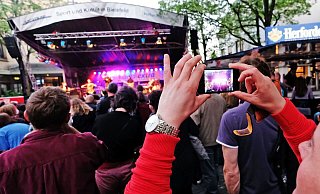 Zum Auftakt stehen beim Leinewebermarkt gleich mehrere bekannte Musiker auf den Bühnen. - Sarah Jonek (Archiv) Zum Auftakt stehen beim Leinewebermarkt gleich mehrere bekannte Musiker auf den Bühnen. - Sarah Jonek (Archiv)