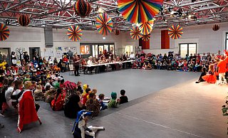 Wenn sich alles um Karneval dreht, wird aus der Aula der KGS Nieheim eine Narr-Halle der guten Laune. - Privat Wenn sich alles um Karneval dreht, wird aus der Aula der KGS Nieheim eine Narr-Halle der guten Laune. - Privat