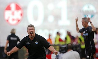 So jubelte SCP-Coach Lukas Kwasniok nach dem Schlusspfiff in Kaiserslautern. Sein Co-Trainer Frank Kaspari (r.) reckte etwas dezenter die Arme in die Höhe. - Imago Images So jubelte SCP-Coach Lukas Kwasniok nach dem Schlusspfiff in Kaiserslautern. Sein Co-Trainer Frank Kaspari (r.) reckte etwas dezenter die Arme in die Höhe. - Imago Images