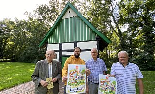 Der Ehrenvorsitzende Dieter Spehr ist ebenso in die Vorbereitungen des Backfestes involviert wie sein Nachfolger Sven Meyer, Hans Wischmeier und Wilfried Kalinski. - Nicole Sielermann Der Ehrenvorsitzende Dieter Spehr ist ebenso in die Vorbereitungen des Backfestes involviert wie sein Nachfolger Sven Meyer, Hans Wischmeier und Wilfried Kalinski. - Nicole Sielermann