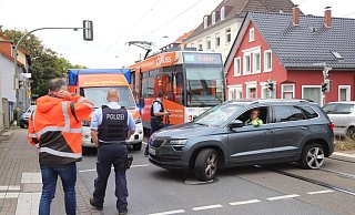 Der graue Skoda wurde von der Stadtbahn seitlich getroffen und einige Meter vor sich hergeschoben. - Charlotte Mahncke Der graue Skoda wurde von der Stadtbahn seitlich getroffen und einige Meter vor sich hergeschoben. - Charlotte Mahncke