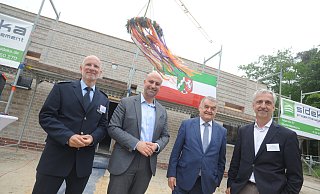Gäste beim Richtfest an der künftigen Polizeiwache in Espelkamp waren auch Polizeidirektor Matthias Schmidt (v. l.), Landrat Ali Dogan, NRW-Innenminister Herbert Reul und Joachim Heda (Firma Heda & Witthake) als Vertreter des Investors. - Joern Spreen-Ledebur Gäste beim Richtfest an der künftigen Polizeiwache in Espelkamp waren auch Polizeidirektor Matthias Schmidt (v. l.), Landrat Ali Dogan, NRW-Innenminister Herbert Reul und Joachim Heda (Firma Heda & Witthake) als Vertreter des Investors. - Joern Spreen-Ledebur