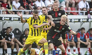 Can Hayri Özkan (l., im Zweikampf mit Wehens Lucas Brumme) kehrt von Borussia Dortmund II zu Arminia Bielefeld zurück. - IMAGO/Rene Schulz Can Hayri Özkan (l., im Zweikampf mit Wehens Lucas Brumme) kehrt von Borussia Dortmund II zu Arminia Bielefeld zurück. - IMAGO/Rene Schulz