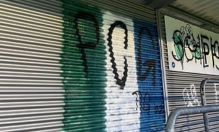 Fans des FC Gütersloh haben in der vergangenen Woche im Jahnstadion des SC Wiedenbrück eine Tribünenwand mit Graffitis beschmiert. - SC Wiedenbrück Fans des FC Gütersloh haben in der vergangenen Woche im Jahnstadion des SC Wiedenbrück eine Tribünenwand mit Graffitis beschmiert. - SC Wiedenbrück