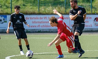 Eintracht-Mittelfeldspieler Ferhan Kacmaz kann den Schildescher Finn Wächter hier nur mit einem Einhakler stoppen. Schildesche gewann 3:2, links Eintrachts Nassr Eddine Agaddu. - Andreas Zobe Eintracht-Mittelfeldspieler Ferhan Kacmaz kann den Schildescher Finn Wächter hier nur mit einem Einhakler stoppen. Schildesche gewann 3:2, links Eintrachts Nassr Eddine Agaddu. - Andreas Zobe