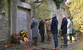 Legten einen Kranz am Mahnmal nieder: Oberstleutnant Oliver Kaufmann (vorne, v.l.), Bürgermeister Michael Dreier und Colonel Mike Foster-Brown gemeinsam mit (hinten v. l.) Staatssekretär Daniel Sieveke, dem stellvertretende Landrat Hans-Bernd Janzen und Dechant Benedikt Fischer. - Stadt Paderborn Legten einen Kranz am Mahnmal nieder: Oberstleutnant Oliver Kaufmann (vorne, v.l.), Bürgermeister Michael Dreier und Colonel Mike Foster-Brown gemeinsam mit (hinten v. l.) Staatssekretär Daniel Sieveke, dem stellvertretende Landrat Hans-Bernd Janzen und Dechant Benedikt Fischer. - Stadt Paderborn