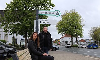 Sabrina Held und Thorsten Herklotz stellen die neue Mitfahrbank vor dem Rathaus vor. - Celina Allard Sabrina Held und Thorsten Herklotz stellen die neue Mitfahrbank vor dem Rathaus vor. - Celina Allard