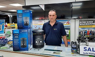 Heizlüfter hat Elektronikhändler Adem Cekic auf Lager, bei Radiatoren setzt er auf Vorbestellungen und Liefertermine im Herbst. - Marc Schröder Heizlüfter hat Elektronikhändler Adem Cekic auf Lager, bei Radiatoren setzt er auf Vorbestellungen und Liefertermine im Herbst. - Marc Schröder