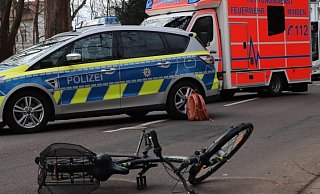 Polizei und Rettungswagen sind gegenwärtig wegen des Radunfalles an der Königstraße vor Ort. - Leandra Finke Polizei und Rettungswagen sind gegenwärtig wegen des Radunfalles an der Königstraße vor Ort. - Leandra Finke