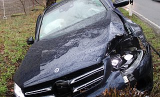 Der Mercedes landete trotz gerader Strecke rechts im Graben und wurde dort von einem Baum jäh gestoppt. - Polizei Der Mercedes landete trotz gerader Strecke rechts im Graben und wurde dort von einem Baum jäh gestoppt. - Polizei