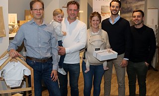 Heiko Appelbaum (v. l.), Guido Eming mit Karl, Simone Brand, Fabian Hämmerling und Sebastian Unruhe freuen sich über die Premiere des Pop-Up-Stores „vonKarls“. - Markt 5 Heiko Appelbaum (v. l.), Guido Eming mit Karl, Simone Brand, Fabian Hämmerling und Sebastian Unruhe freuen sich über die Premiere des Pop-Up-Stores „vonKarls“. - Markt 5