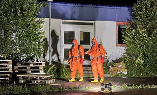 Die Feuerwehr arbeitete unter Atemschutz und mit speziellen Schutzanzügen. - Thorsten Heß Die Feuerwehr arbeitete unter Atemschutz und mit speziellen Schutzanzügen. - Thorsten Heß