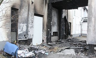 Die Fassade des Ärztehauses am Hockeyplatz hat in der Nacht zu Mittwoch Feuer gefangen. - Ulf Hanke Die Fassade des Ärztehauses am Hockeyplatz hat in der Nacht zu Mittwoch Feuer gefangen. - Ulf Hanke