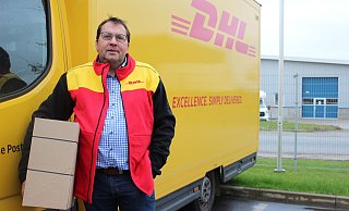 Benedikt Wapelhorst (57) ist Zustellbasenleiter beim Paketdienst DHL in Paderborn - er verrät, wie stressig das Weihnachtsgeschäft ist. - Anna-Lena Hinder Benedikt Wapelhorst (57) ist Zustellbasenleiter beim Paketdienst DHL in Paderborn - er verrät, wie stressig das Weihnachtsgeschäft ist. - Anna-Lena Hinder