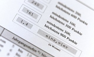 Die Schulen in Paderborn berichten über die Anzahl der Abiturzeugnisse mit einer Eins vorm Komma - die Anzahl der Spitzennoten hat in Nordrhein-Westfalen im vergangenen Jahr zugenommen. - Karl-Josef Hildenbrand Die Schulen in Paderborn berichten über die Anzahl der Abiturzeugnisse mit einer Eins vorm Komma - die Anzahl der Spitzennoten hat in Nordrhein-Westfalen im vergangenen Jahr zugenommen. - Karl-Josef Hildenbrand