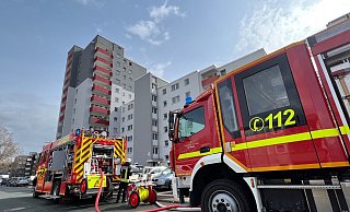 Am Gerstenkamp mussten sich die Bewohner auf die Straße retten. Das Innere des Wohnkomplexes war stark verraucht. - Mike-Dennis Müller Am Gerstenkamp mussten sich die Bewohner auf die Straße retten. Das Innere des Wohnkomplexes war stark verraucht. - Mike-Dennis Müller