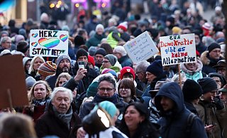 Nach Polizeischätzungen haben sich am Freitagabend 4.000 Menschen an der Demo gegen Rechts in Minden beteiligt. - Alex Lehn Nach Polizeischätzungen haben sich am Freitagabend 4.000 Menschen an der Demo gegen Rechts in Minden beteiligt. - Alex Lehn