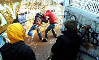 Schlägereien können fatale Folgen haben - nicht nur für die Opfer. Das lernten nun auch Häftlinge der JVA Hövelhof bei einem Vortrag von Christian Rickel. - picture alliance / Photoshot Schlägereien können fatale Folgen haben - nicht nur für die Opfer. Das lernten nun auch Häftlinge der JVA Hövelhof bei einem Vortrag von Christian Rickel. - picture alliance / Photoshot