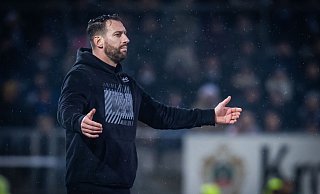 DSC-Trainer Mitch Kniat bittet seine Arminen am 2. Januar wieder auf den Trainingsplatz. - Sarah Jonek Fotografie DSC-Trainer Mitch Kniat bittet seine Arminen am 2. Januar wieder auf den Trainingsplatz. - Sarah Jonek Fotografie