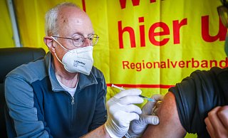 Im städtischen Impfzentrum an der Schillerstraße wird noch bis zum letzten Tag vor der Schließung weitergeimpft, heißt es aus dem Gesundheitsamt. Dann ist für das gemeinsame Projekt von Bielefelder Hilfsorganisationen und Stadt Schluss. Für immer. - Sarah Jonek Fotografie Im städtischen Impfzentrum an der Schillerstraße wird noch bis zum letzten Tag vor der Schließung weitergeimpft, heißt es aus dem Gesundheitsamt. Dann ist für das gemeinsame Projekt von Bielefelder Hilfsorganisationen und Stadt Schluss. Für immer. - Sarah Jonek Fotografie