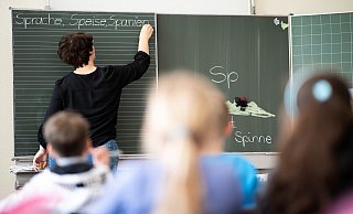 In NRW ist die Empfehlung der Grundschulen für die Wahl der weiterführenden Schule nicht verbindlich - letztlich dürfen die Eltern entscheiden. - Sebastian Gollnow In NRW ist die Empfehlung der Grundschulen für die Wahl der weiterführenden Schule nicht verbindlich - letztlich dürfen die Eltern entscheiden. - Sebastian Gollnow